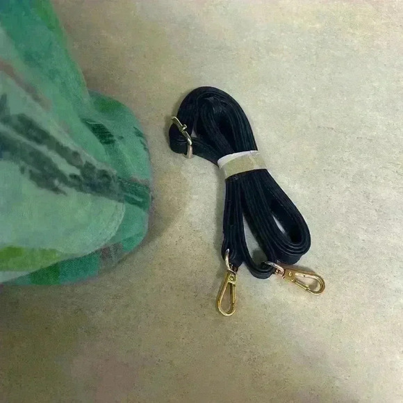 MC NWOT large purse with crossbody strap - Picture 4 of 5